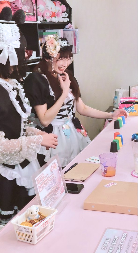 札幌市琴似の正統派メイドカフェ「ここひめカフェ」のメイドさんがカウンターでご主人さま・お嬢さまをお出迎えする店内の様子