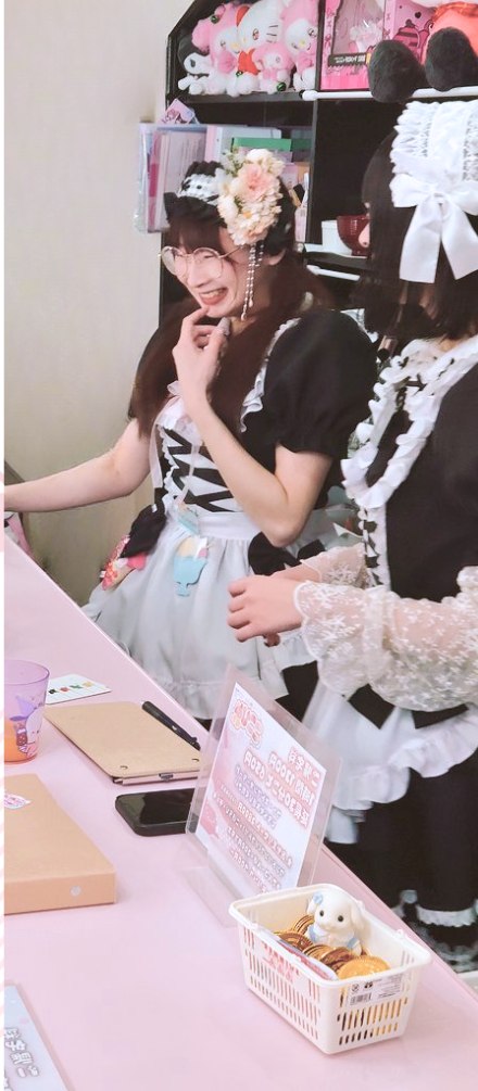 ここひめカフェ(札幌琴似のメイドカフェ)でご主人さまと会話を楽しむメイドさんたち